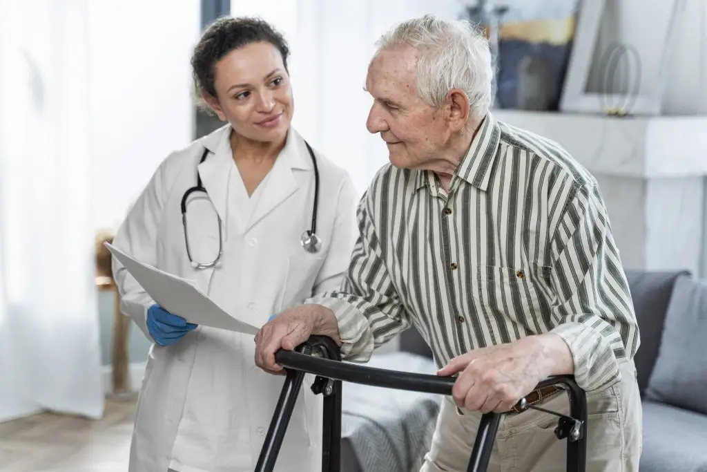 Infirmière en discussion avec un senior à domicile