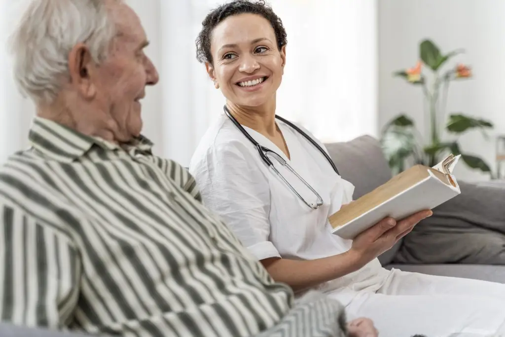 Infirmière discutant avec son patient