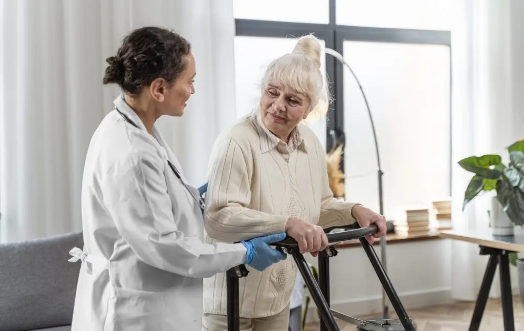 Femme senior se faisant assistée à domicile par une infirmière